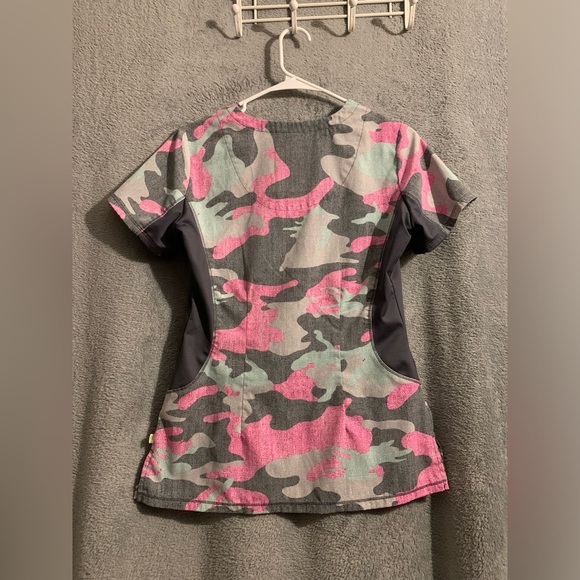 Helping Hand women’s scrubs size XS pink and gray Camo print like new!! - Picture 2 of 3